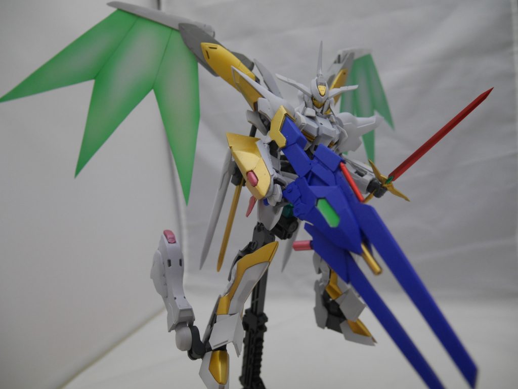 射撃武装はスーパーヴァリス風のライフル。雑誌付録のカレトヴルッフフェーダーを元にプラ板で作成しました。