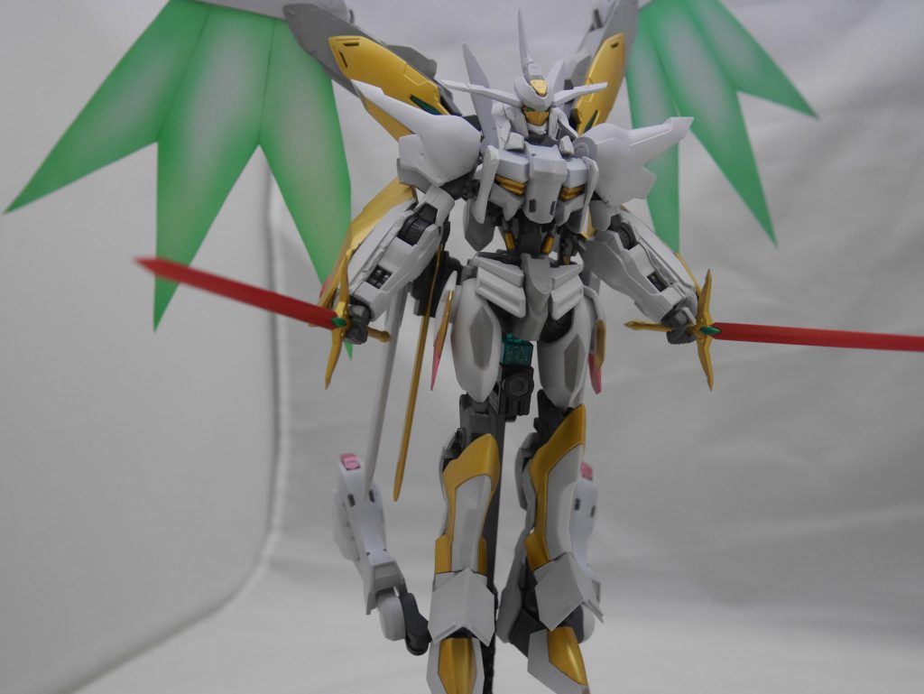 近接武器は主兵装を高周波ブレードのMVSに変更。
バエルソードはサブウェポンとして、ブレードホルダーにマウントしています。