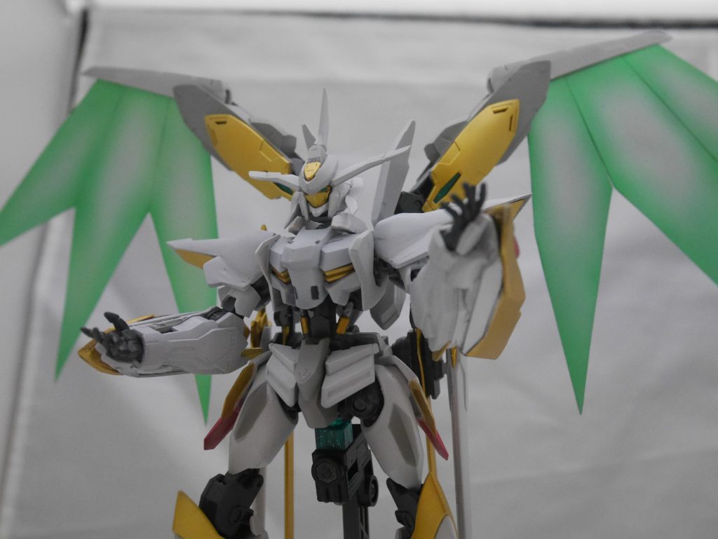エナジーウイングは0.5㎜のプラ板で作成しました。
全体にシルバーを塗装した後、クリアグリーン等でグラデーション塗装しています。