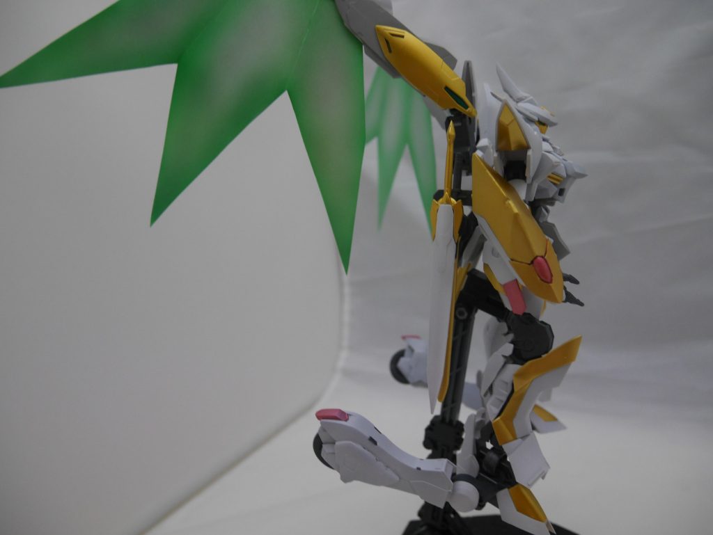 元々あるブレードホルダーに、MVS用の鞘を取り付けています。
脚部はランスロットのものを使用し、ランドスピナーを小改造して取り付けています。
腕と腿にスラッシュハーケンがあるのですが、残念ながら自分の技術不足で射出できず、ただの飾りです(笑)