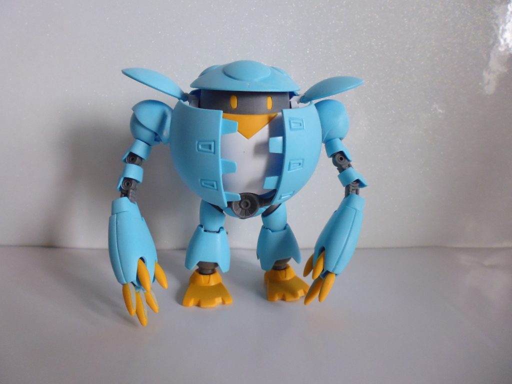 塗装前の状態です。肩のマイナスモールドはかわいさを強化するために消しました。爪は肉抜き穴を埋めています。