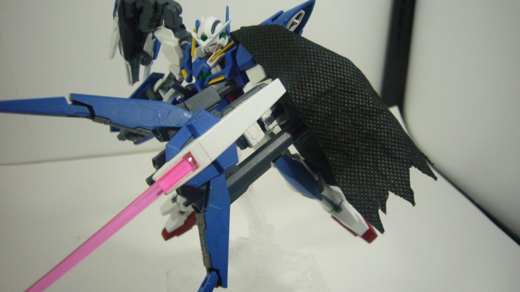 複合兵装GNスナイパーライフルⅡをベースにGNクローなど複数の武装を組み合わせました。