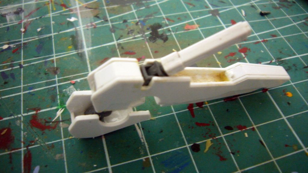 ジョイントを仕込んで可動できるようにしてます。