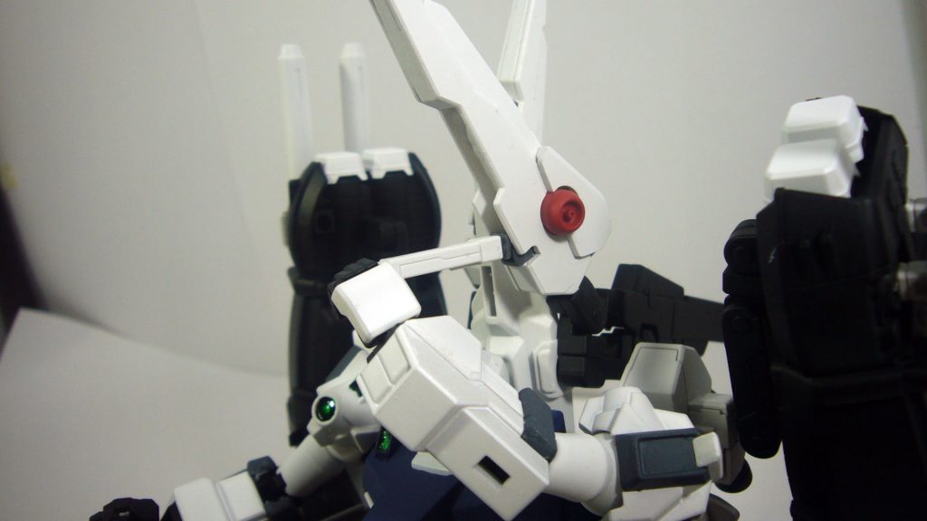 ビームサーベルラックも可動するよ。