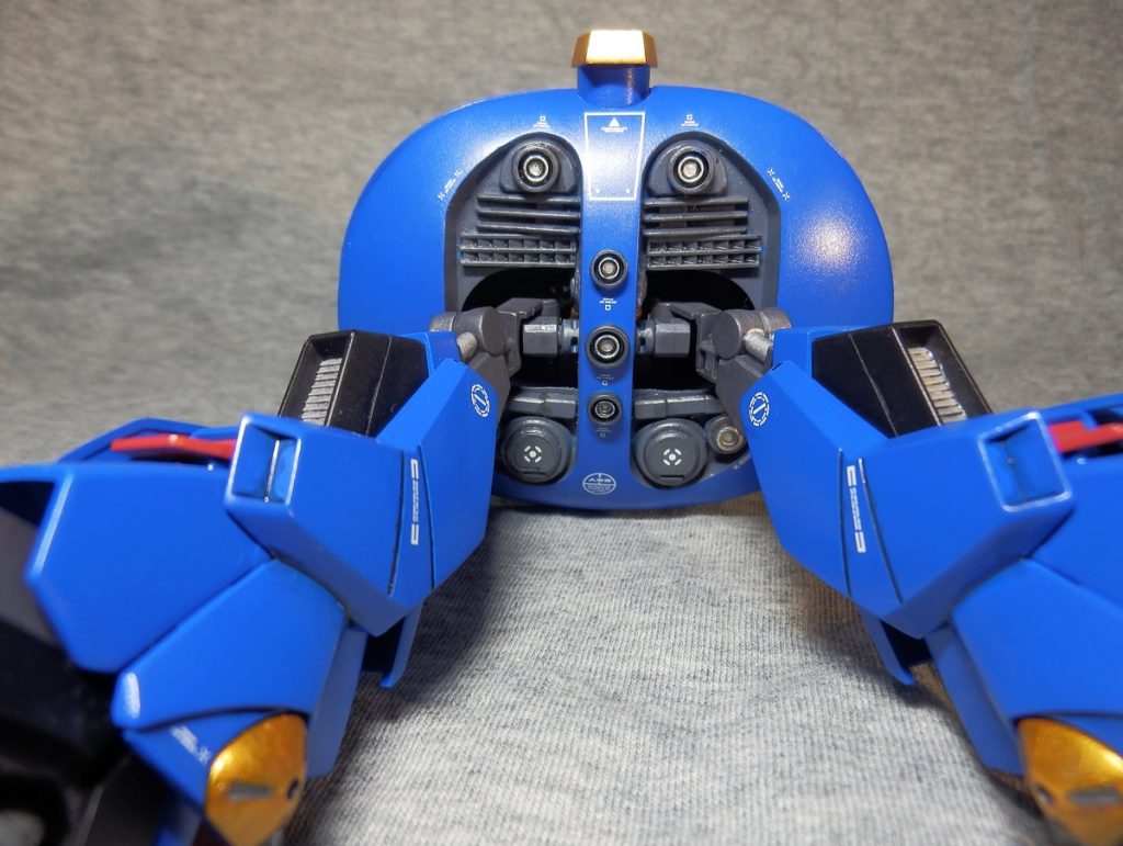 股関節周り。
キットのままだと寂しいのでジャンクパーツでディテールアップ。