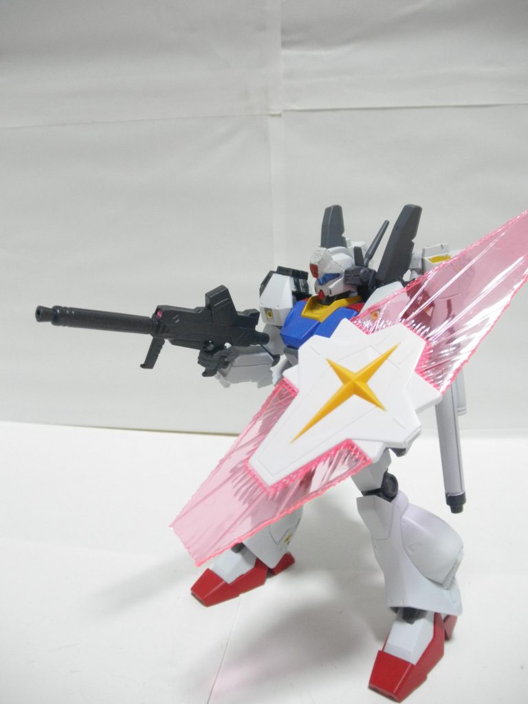 主兵装は、シルエットガンダムのビームライフル、同じく同機のビームシールドも装備しています。ちなみにライフルは塗装以外無改造、ビームシールドは接続部を切断して3mm穴を空けて、ジャガン用のシールド接続パーツに接続しています。