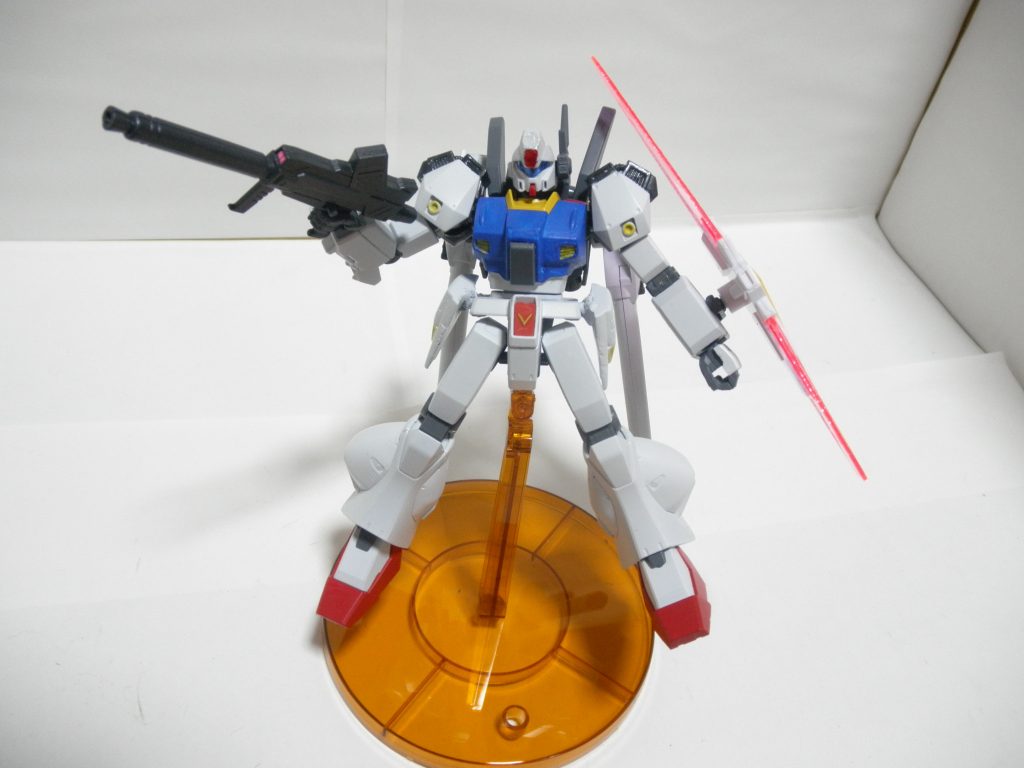 飛行しているイメージのシーンとなります。F91でも低重力のコロニー内とはいえ、ジャガン系は空を飛んでいましたので、そのイメージで撮りました。
 でも、Gジェネポータブルだと後継機のジャベリンと合わせて空中の移動敵性がE、Dとか悲惨な感じになっているんですよね…。オラ設定的には、このタイプ:SFは、シルエットからのフィールドバックで空中飛行を十分行えるようになっています。