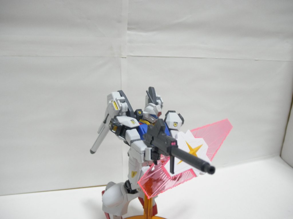 連邦軍伝統のシールド持ちながらの射撃のポーズです。ビームシールドと後述しますヴェスバーによって防御力と攻撃力では、クロスバンガードのMSに遅れを取る事は無くなりました!(なお、運動性と機動力はお察しレベルの差ですが…。)