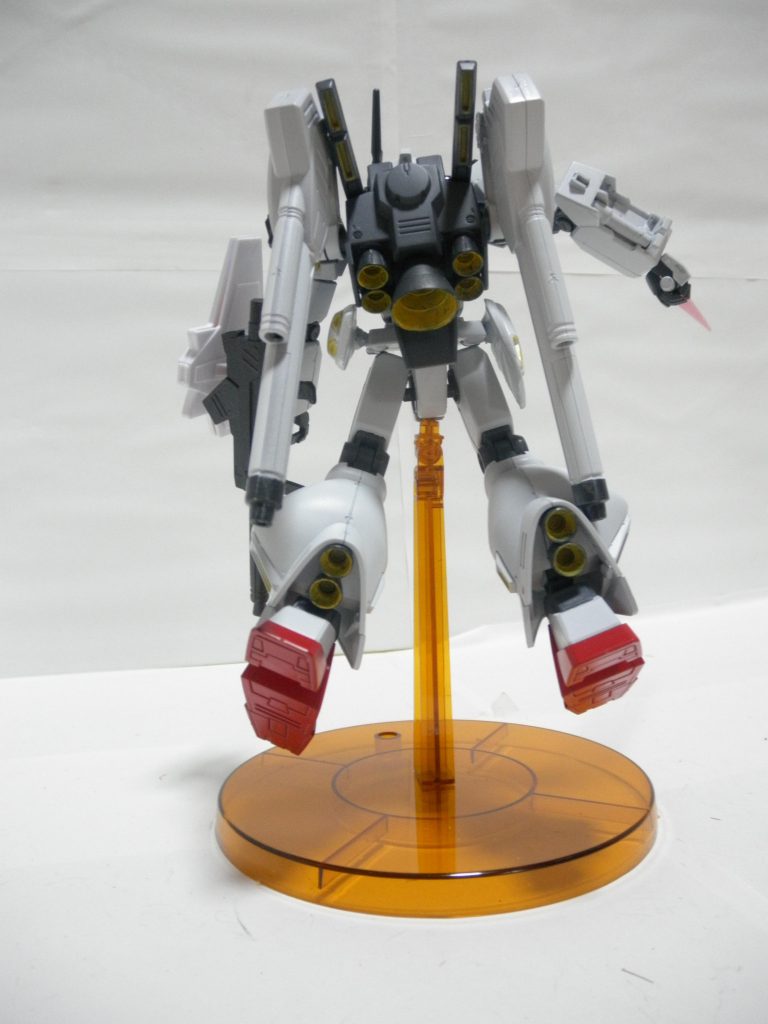 バックと腰のシルエットガンダムから借りたスラスター等はカンダムカラー・イエローで内部を塗装してあります。載せている写真的にあんまりスラスター内が映るモノが少なかったのでこの写真で見てもらおうと思い、載せました。