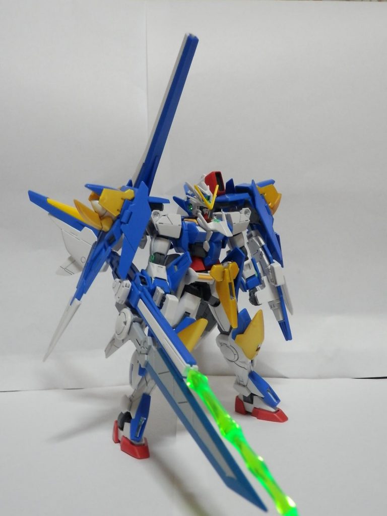 折り畳み機構を活かして、GNソード系列のような銃⇔剣の可変ギミックを搭載しています。実体剣+ビーム刃はジャスティス。