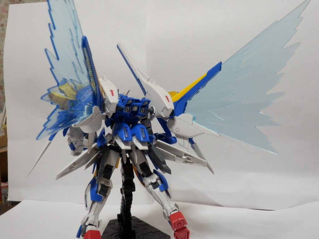 V2のバスターユニットの基部に使ったダイバーエースユニットのベース部分をひっくり返して、最大稼働状態に。
『ツインドライブが発生させる莫大なプラフスキー粒子をV2AのIフィールドユニットを応用して抑え込みつつ、過剰な粒子を光の翼として放出。
更にV2ABのリアクティブアーマーおよびマイクロミサイルユニットを転用した防御フィールド発生装置へと供給することで、ツインドライブの性能を十全に引き出すことが可能となっている』
みたいな感じで如何でゲス?