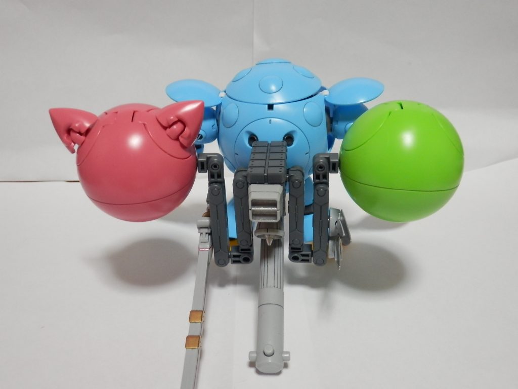 『拾得アシストランチャー』
ハロウェポンを接続する基部ユニットに搭載されたアシスト機能満載の装備。
1.ミノフスキー粒子散布弾(通信阻害)、2.ビーム攪乱幕弾(ビーム系装備の威力減衰)、
3.チャフ弾(誘導系装備の命中阻害)、4.ダミーバルーン弾(本体ダメージの身代わり)、
5.ビームコンフューズ発生弾(サイコミュ系装備の反応阻害)、6.トリモチ弾(行動阻害)、
7.アンチMDウィルス散布弾(NPCユニットの行動抑制)、8.ネットランチャー(行動阻害、捕獲対象の捕縛)、
9.リペア弾(機体ダメージの限定緩和)、10.万能カートリッジ(武器残弾の補充)
『妙刀 桃華』
左側の接続アームに懸架されている日本刀型の装備。
ただ抜いて振り回すだけで何故か良く切れる。故に妙刀。
『苦無』
右側の接続アームに喧嘩されている飛び道具。スローイングダガーでも可。
『プロペラントタンク』
後ろに倒れない為のつっかえ棒。