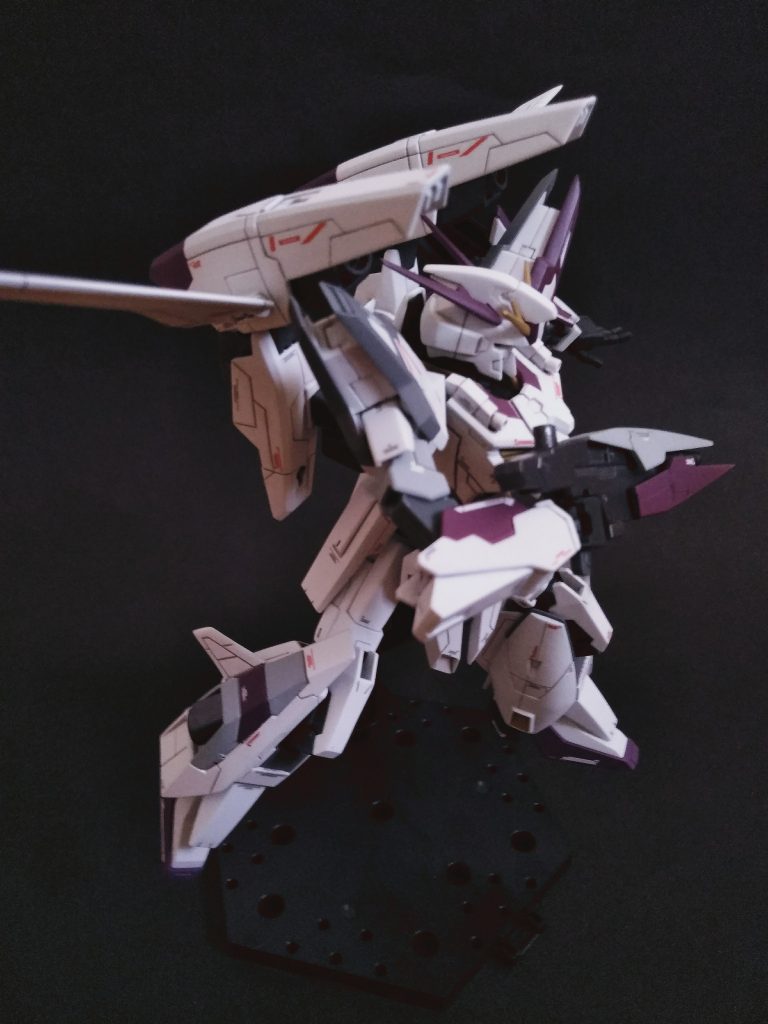 タツヤの射撃技能に機体性能が合わさりビットすら撃ち落とすことが可能である