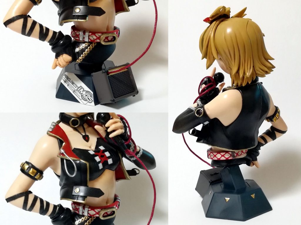 スタンドにアンプ？を取り付けささやかにロゴも貼りました。