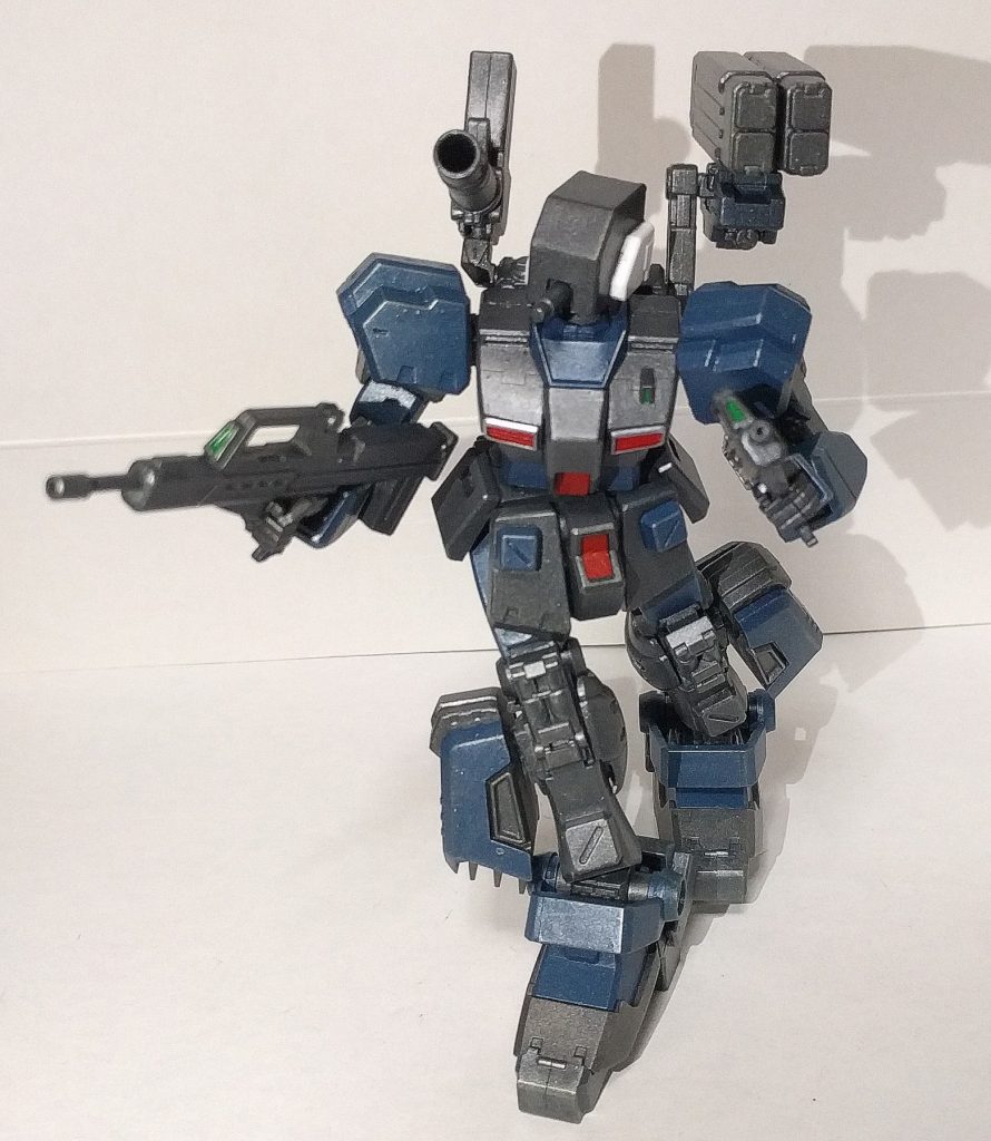 武装は2丁のジムライフル改め アサルトライフル、ウェポンパックの ショートバレル·ロケットカノン 及び 4連装式MLRS のみと平凡な武装となってます