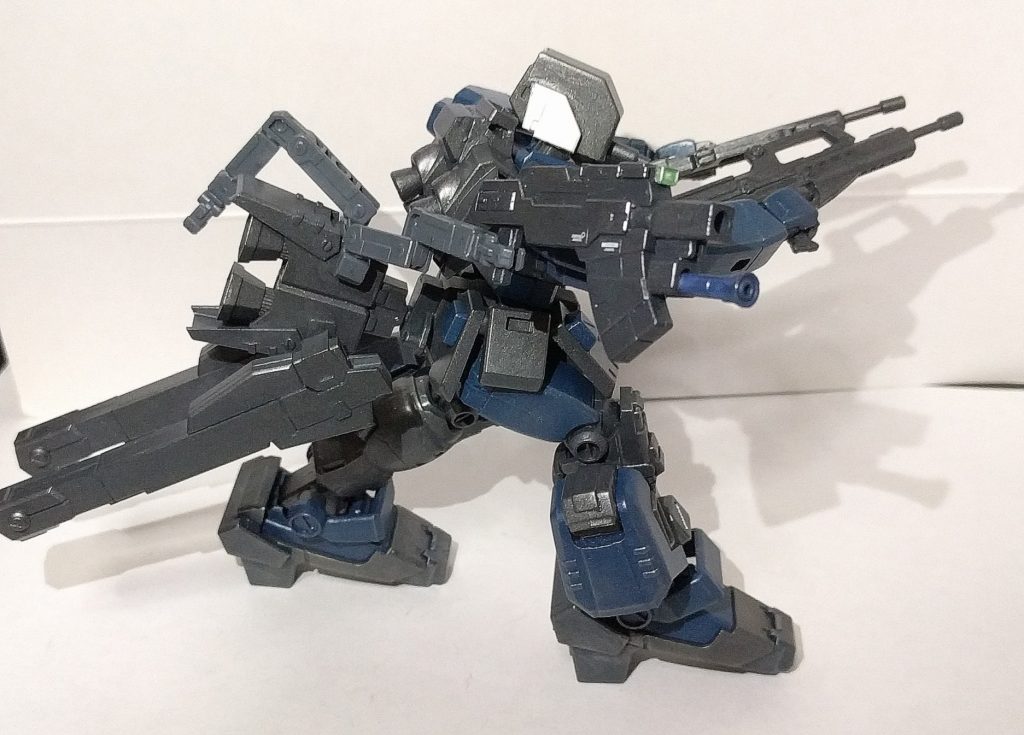 ウェポンパック時では高機動を活かしたホバー移動が主流な戦闘スタイルに、その機動力を活用した格闘攻撃も威力は抜群なものとなります
またユニットに装備されたサブアームも使用でき、装備を持たせることも可能