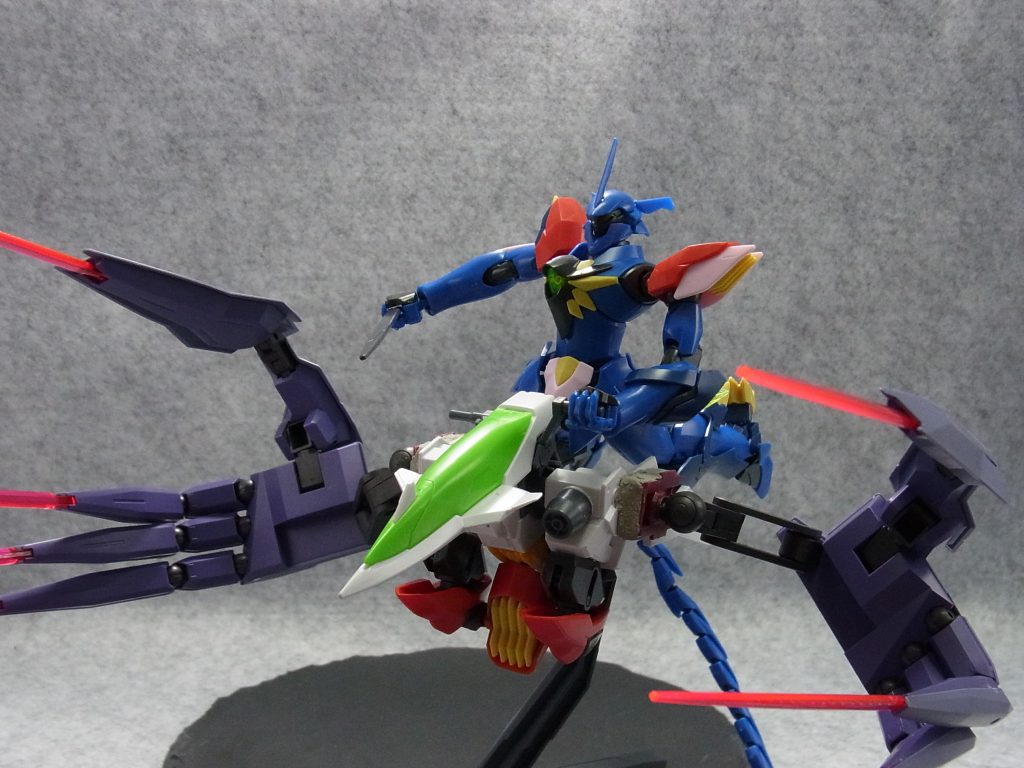 ある意味メインのワイバーンライダーモード。
翼の力ではなく、ヴェイガン系っぽく光波推進で飛行します。