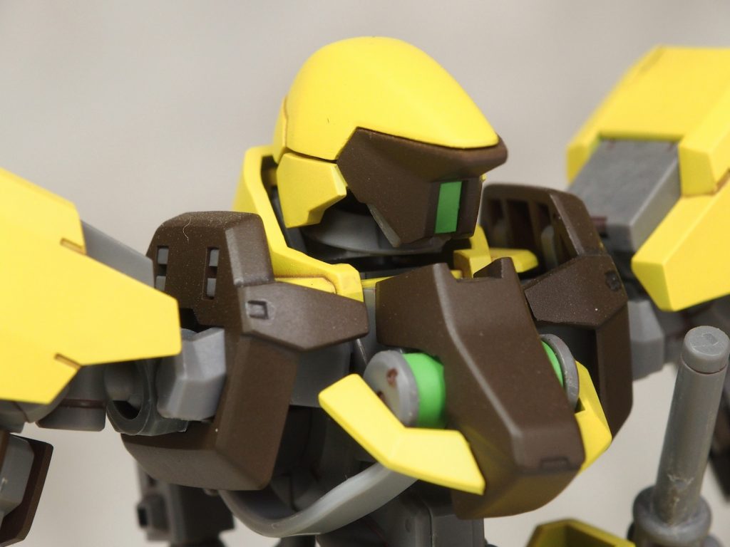 リアクターやメインカメラの発光部分?は
黄色が暗くなったイメージで黄緑に。