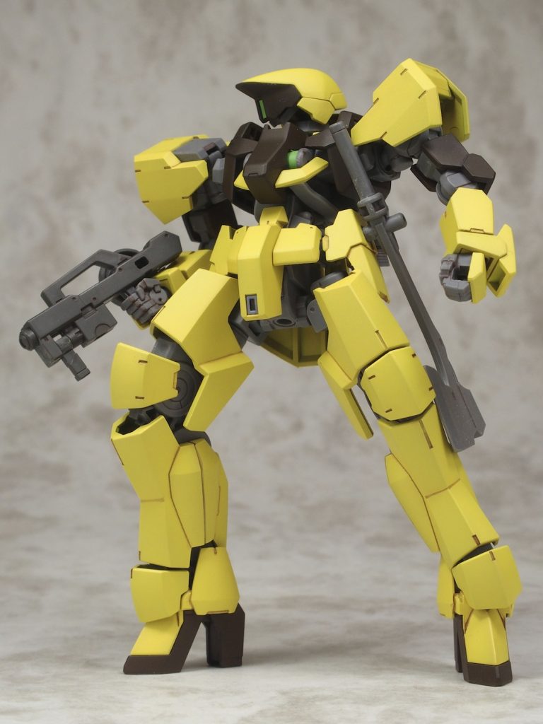 黄色はスコットバイファムからイメージ。
途中うっかりとアルドノア・ゼロの某機体っぽい格好良いオレンジに傾いたのですが、最弱の機体というコンセプトを思い出して黄色に塗りました。