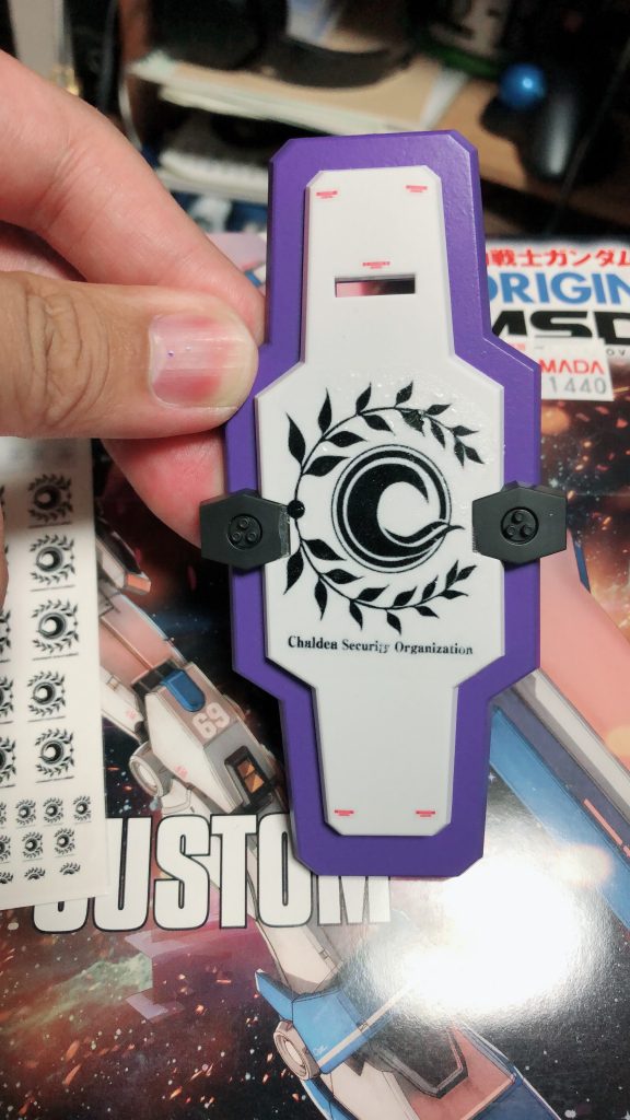 シールドと肩に貼った人理保証期間のデカールは
A-ONE社のプリンタで作れるデカールを使いました
ですが1つではがきサイズのデカールが2枚しか作れないので
予備でもう一つ用意しておくといいかもしれません