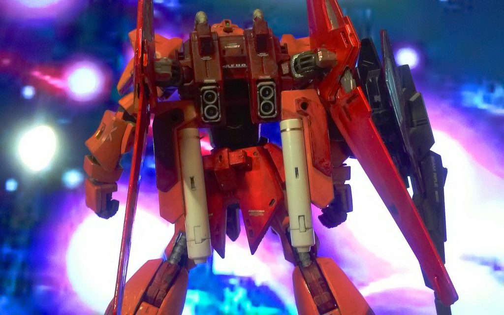 通常の３倍のスピードをだす為には、スラスターやバーニアの強化が必要かと思い着脱式燃料タンクをミキシングビルドで増設・・・。