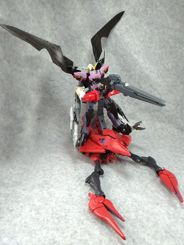 組み合わせ、ポロポロ落ちるので大変です。
ランチャーがヴァサーゴ（もどき）のお腹に接続してるふうにできます。
持ち手のところはリボーンズガンダムの肩を使用しています。