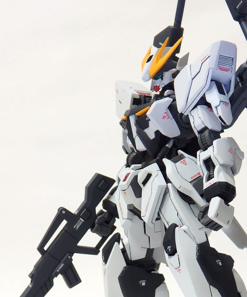 ## ～COLORING DATA～フレーム→メカサフヘビー(G)＋グラファイトブラック(C)＋黒鉄色(C)＋クールホワイト(C)＋アメジストパープル(C)武装・アーム→メカサフライト(G)＋ＭＳファントムグレー(C)胸部・装甲裏グレー→メカサフヘビー(G)白１→EX-ホワイト(G)＋Mr.サーフェイサー1000(C)＋Mr.サーフェイサーホワイト1000(C)白２→スチールホワイト(G)黒→ティターンズブルー２(C)＋ミッドナイトブルー(C)＋RLM66ブラック(C)＋ブラック(C)黄→橙黄色(G)赤→モンザレッド(C)＋白１を数滴ツインアイ緑→ガンダムマーカー　メタリックセット グリーン(C)## ～製作秘話(？)～上記画像にあるよう、このガンプラは１枚のラフから始まりました。完成形のイメージを持たずに行き当たりばったりで製作をするスタイルの自分にとっては珍しい試みです。[これまでの作品たち](https://twitter.com/i/moments/954335880432381954)はいずれもそうでした。ラフ絵を描き、製作を始めた当初になにを考えていたのか、それを詳しく思い出すことは今はもうできません。しかし、これまでの製作スタイルを改めたいと考えていたのかもしれません。そうしてここに至ったのが「ガンダムオルフェウス」です。カラーリングにνガンダム、武装コンセプトにデスティニーガンダム、レールガンの展開にガンダムダブルエックス、胸部デザインにストライクガンダムとガンダムアストレイアウトフレームこれまでの歴代ガンダムの中で自分の特に好きなモビルスーツの要素を取り入れました。個人的にはとてもカッコよくまとめられたように思えます＾＾モデラーとしての成長、人との繋がり、さらなる作品への構想・着想ガンスタとガンスタさんはこれまで様々なものを作り上げてくれました。そのガンスタが一度は無くなり、とても悲しい思いにも暮れました。しかしこうして新ガンスタとして再スタートを始め、また１モデラーとして作品を投稿できることに喜びを感じざるを得ません＾＾ガンスタさん、本当にありがとうございます。そして今こうして作品をご覧になってくださる皆様も、本当にありがとうございます。またガンスタや皆さんとともにガンプラを楽しめることが本当に嬉しいです。今後とも、よろしくお願いいたします!!