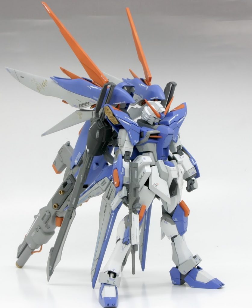 カラーリングはガンダムトリコロールではなく自分の好みを追求しました。