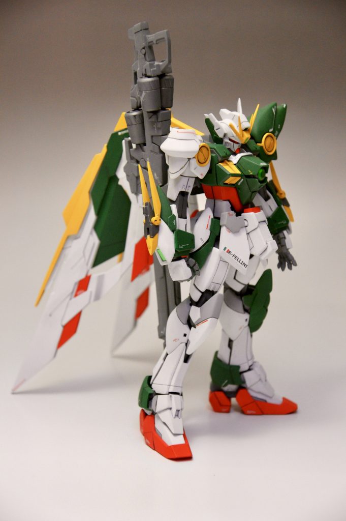 特徴的な右肩はLBXエリシュオンのパーツです。