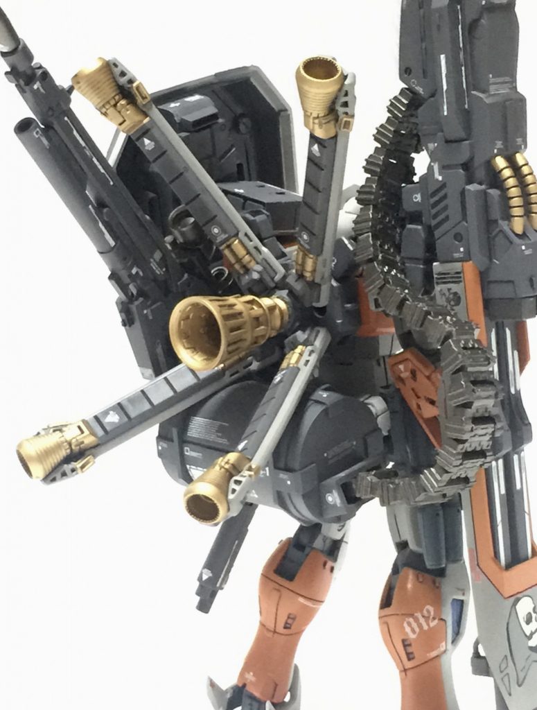 背面です、ごちゃごちゃしてます。