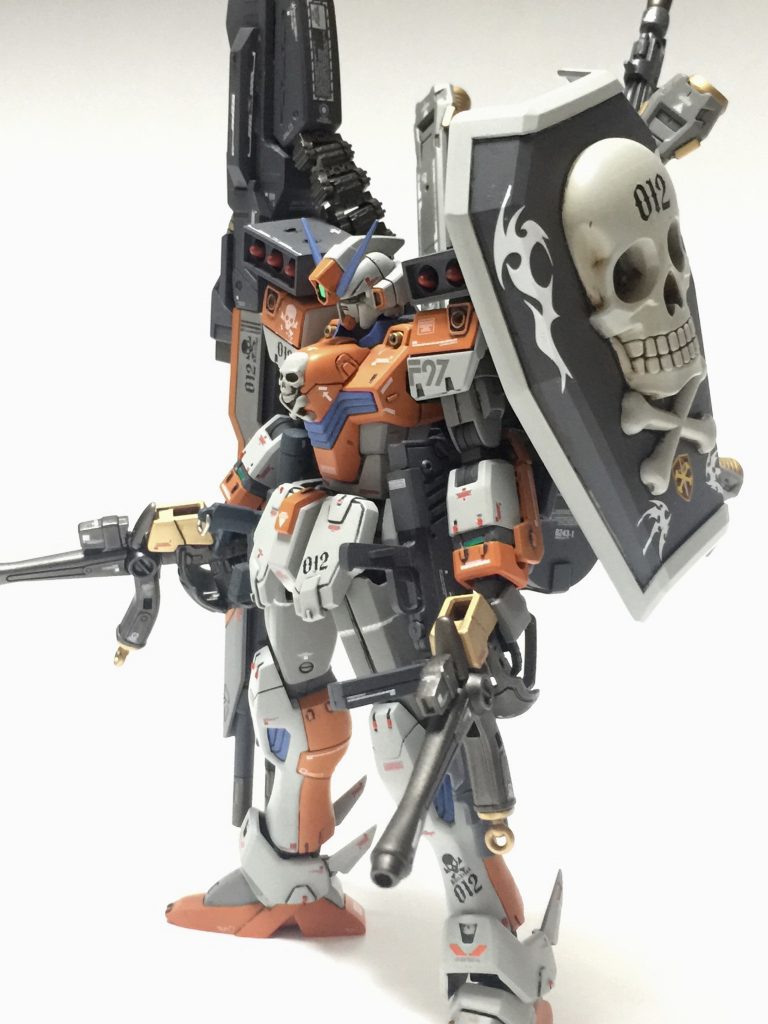 左肩の大型シールドはスカルウエポンの台座です
ここと胸のドクロのみウェザリングを施しています。