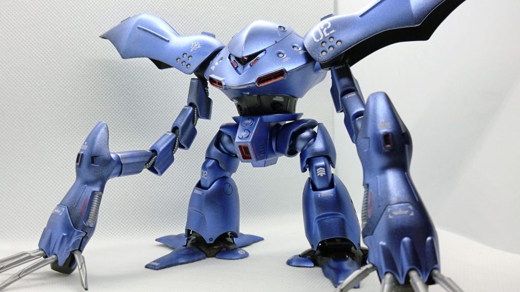 合わせ目消しや塗り分けの練習の為にと、今回はHGの中でも古めのキットを選びました。