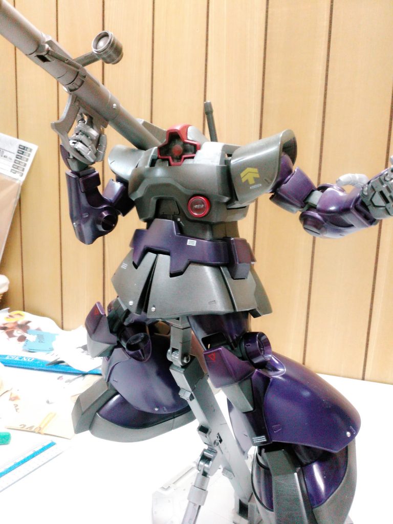 ジャイアント·バズを持たせてみました。
キットの付属でマシンガンや出シュツルムファウストがついてきたのですがドムといえばジャイアント·バズというイメージが自分の中では強いのでこいつだけ先に作りました。