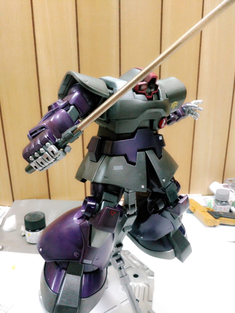 ヒートサーベルを持たせてみました。
発熱時に青色になるとかならないとかありますが自分は常に背負わせておく形でいくので金色に塗装してあります。