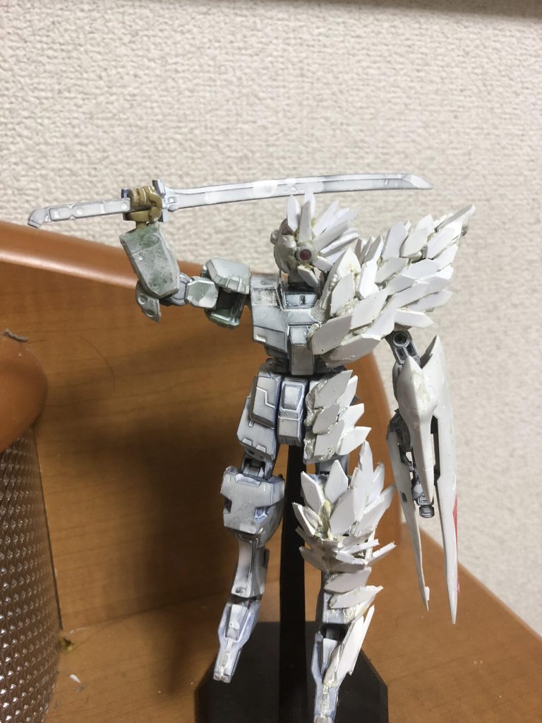 主に全体は白ベースにしていて細かくしたプラ板を半分側だけにつけました。