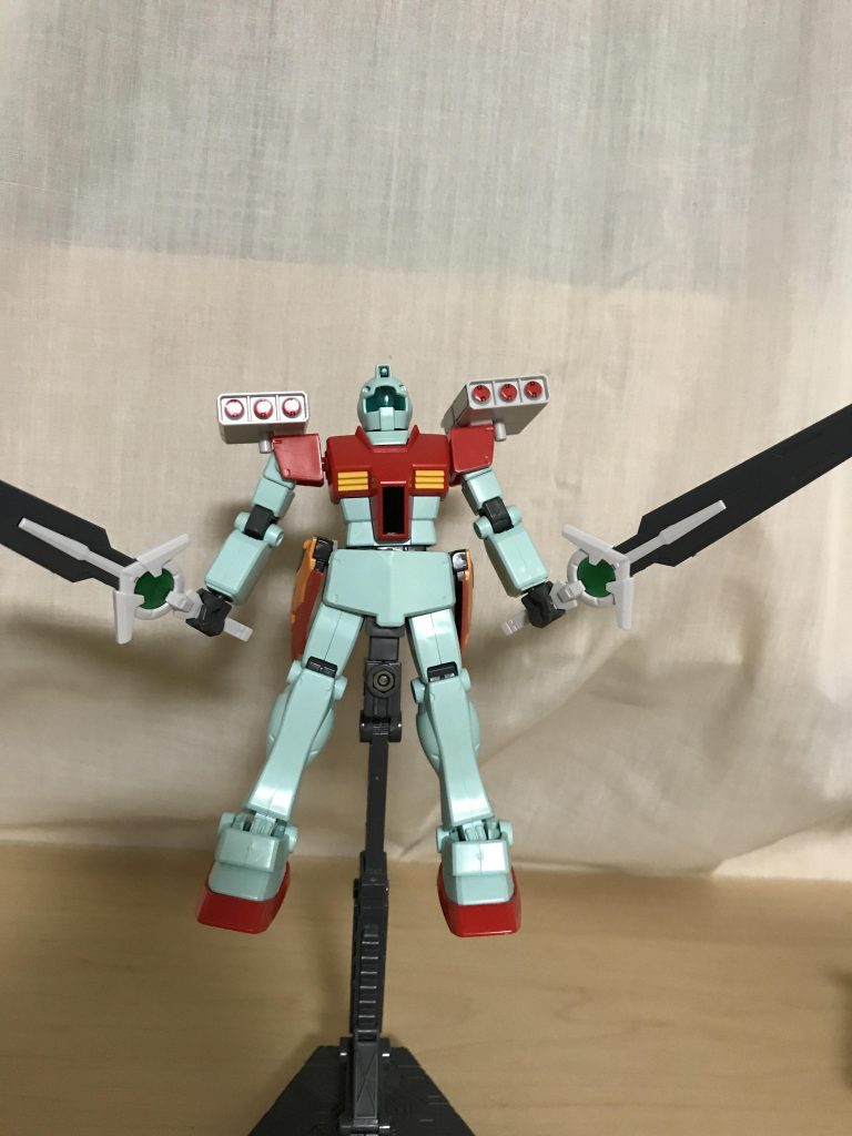 本体には、通常のジムをベースに、肩にガンプラバトルアームズのミサイルランチャー、腰にゼイドラの翼パーツを付けました。
武器はダイバーエースユニットについてたGNロングソードです。