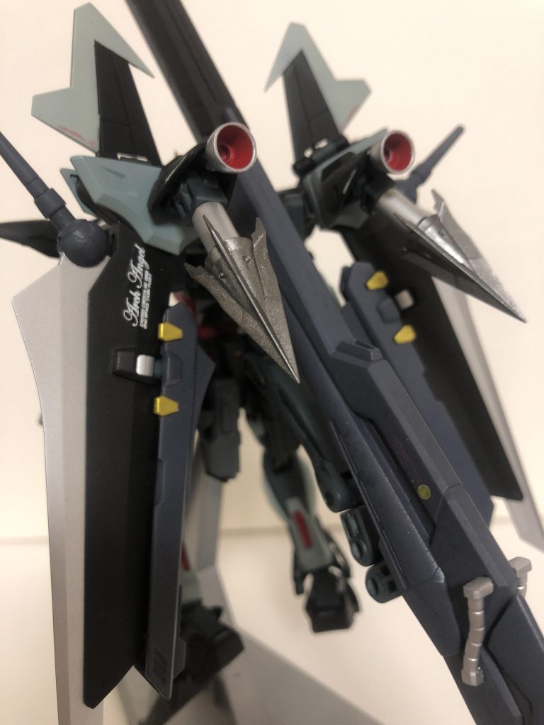 バックショット
ビームライフルショーティーはリアスカートにマウント、バーニア増設、何故かアークエンジェルのデカール w