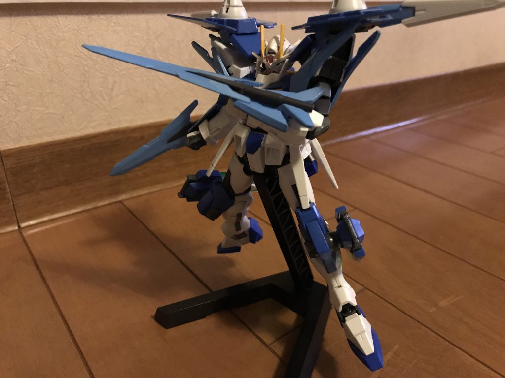 トランザム使用時にはバックパックのサイドについてるヤツが上がる設定です。