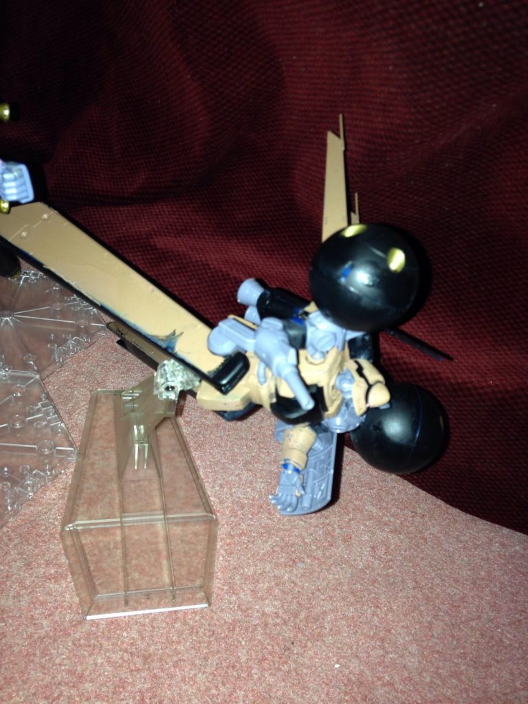 ベアトリーチェ仕様ドラッツェ
アテネズ・キス補給艦隊旗艦ポーリュシカポーレに所属するベアトリーチェ・ウィルコックス軍曹仕様のMS。
軍曹の愛称ベア(熊)に因んで熊色と黒色のカラーリングで塗装されている。
サプライズとしてオリヴィエ少佐が1人で塗装を行い、部隊に馴染めないベアトリーチェ軍曹にプレゼントした所大喜びし、以後軍曹の愛機となる。...という設定ですw