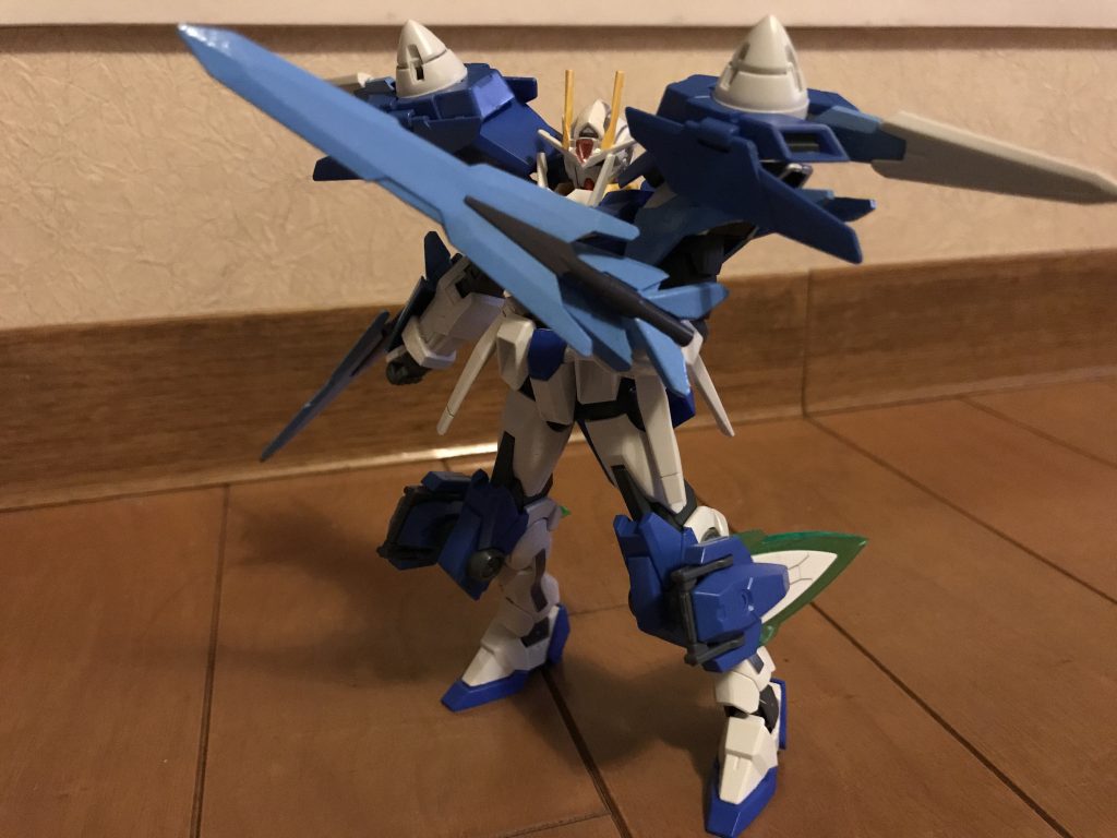 腕のブレードはトランジェントガンダムグレイジャーのGNパルチザンⅡを筆塗りで天空をイメージできる水色で塗装しました。