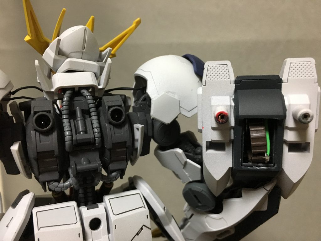 バックパックを取り付けると通電