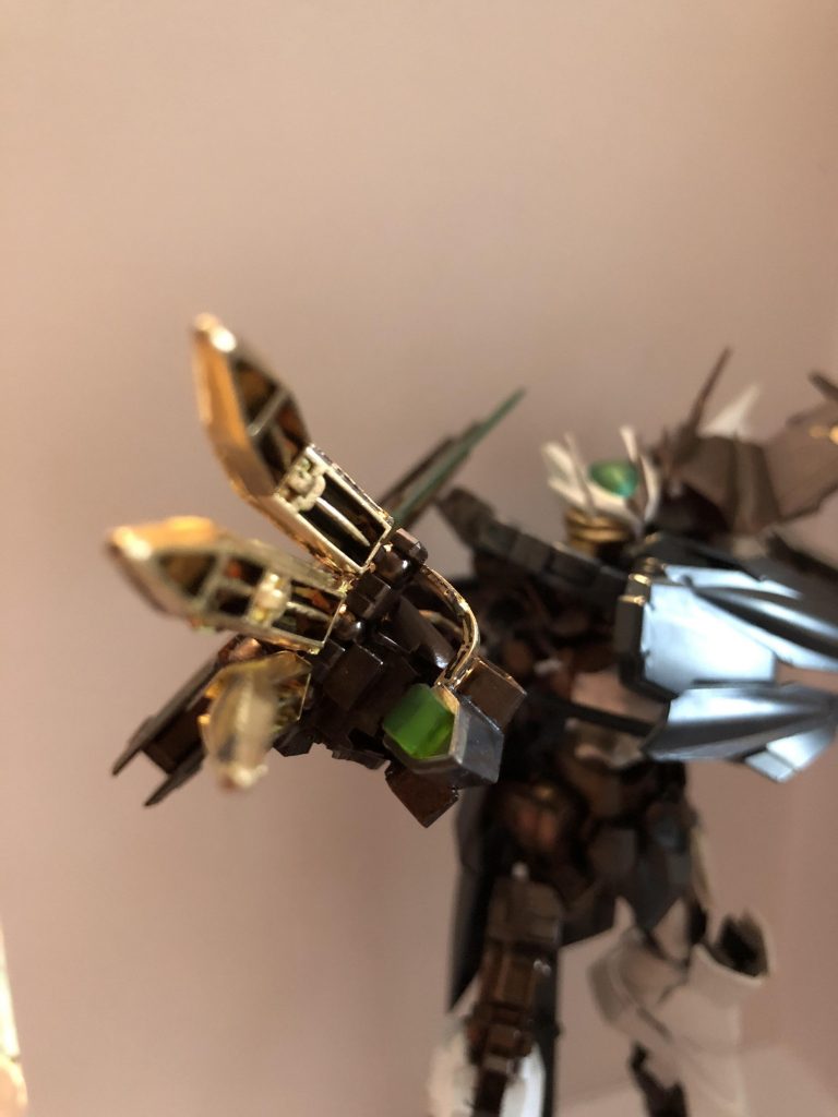 「ネガ・クロウ」
右腕そのものであり、触れた先からデータそのものを破壊する三本爪。掌にあたる部分からは、大出力の粒子砲を放つこともできる。