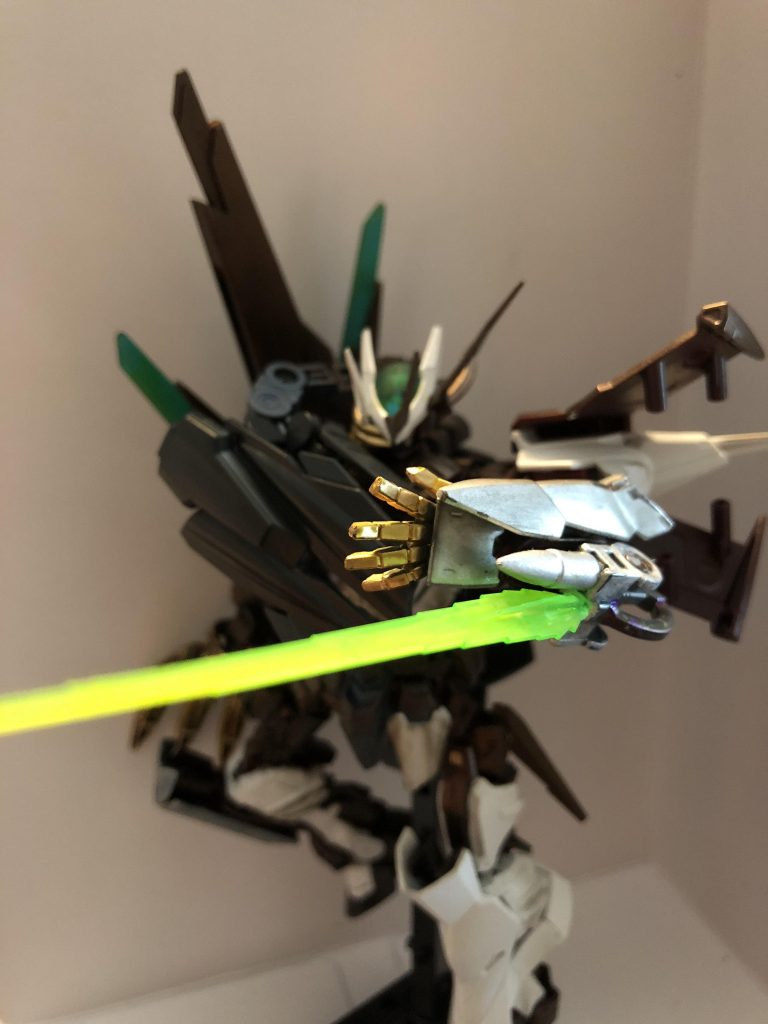 「大出力ビームソード/ファンネルミサイル」
ノーネイムから受け継いでいるビームソード。またガントレットには二つのファンネルミサイルが装備されている。