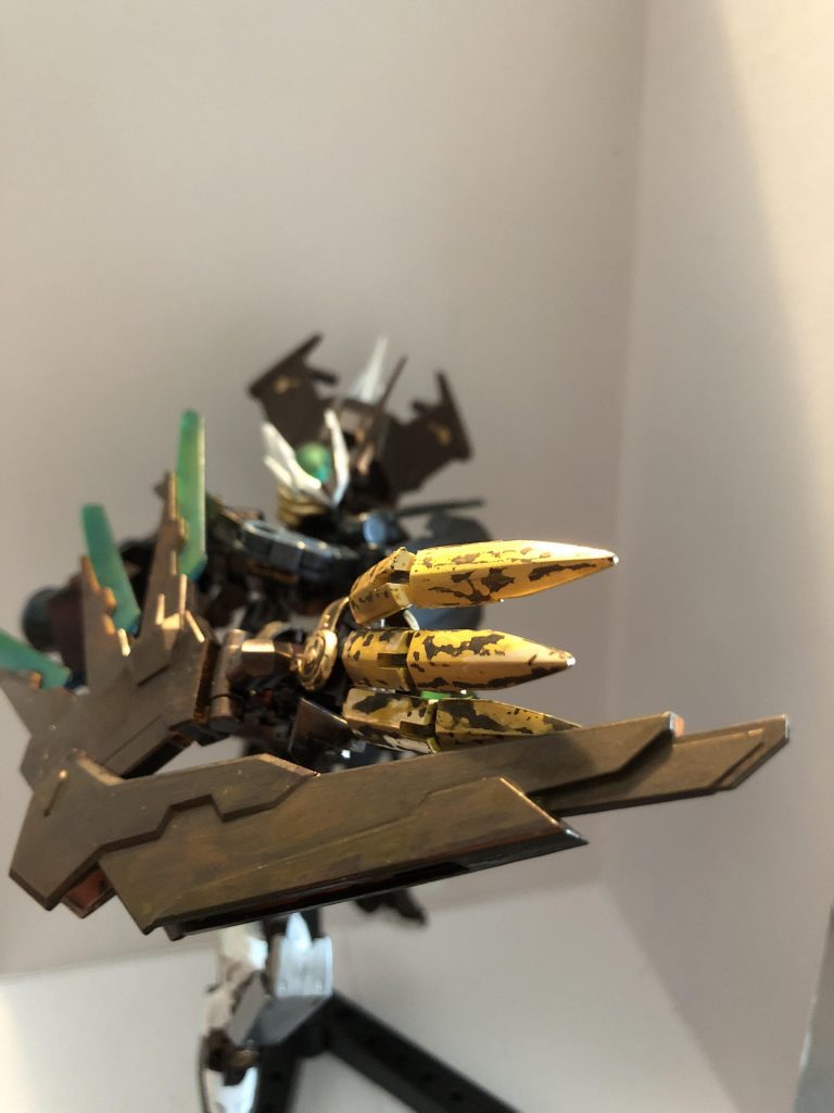 「ネガ・カリバー」
ガントレットに装備した翼状のアーマーが変形した、巨大な実体剣。翼のフィンからはエネルギー刃を放つこともでき、また剣の先端からも収束させたエネルギー弾を撃てる。