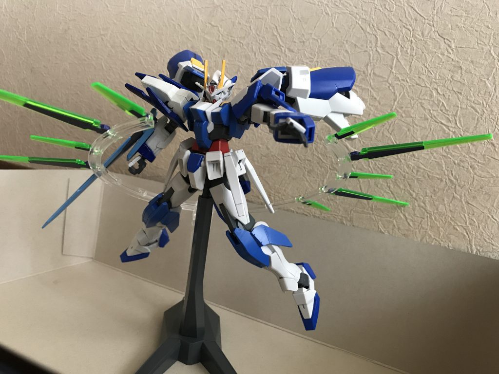 もう1つの変更点は左腕のみAGEFXの腕を使用したことです。GNパルチザンは絶対に使いたかったし、ファンネルも出来るだけ多く使いたかったので左右非対称は妥協しました。少し傾きますが気にはならないのでOKです。