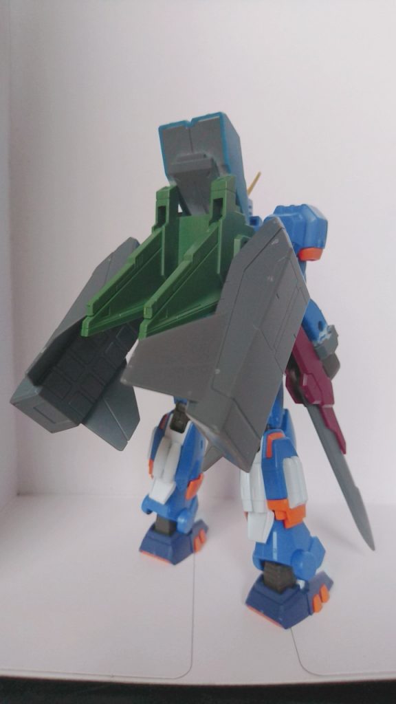 背面です(^-^)
先程の二つのtypeではランドセルに追加ユニットなどを搭載していなかったのであえて載せておりません(^^;
このtypeではプロペラントタンク兼スラスターという名目でキュリオスのミサイルコンテナを左右に装備しています。
武装はパワードジムガーディアンの三連ガトリング砲、アストレアシリーズのGNライフル、プロトGNソードを流用しています