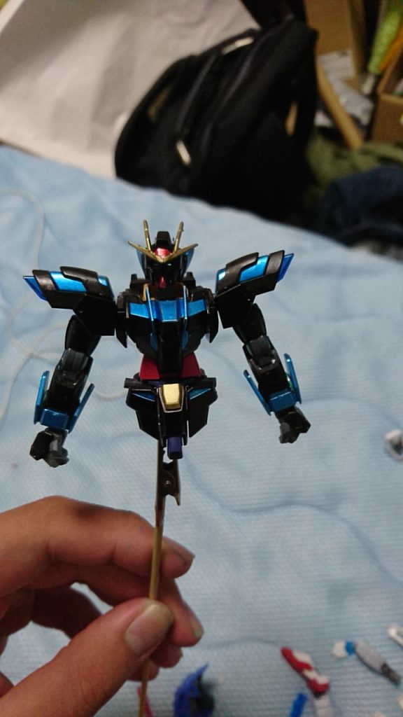 黒をベースに一部メタリックブルーとゴールドに塗装