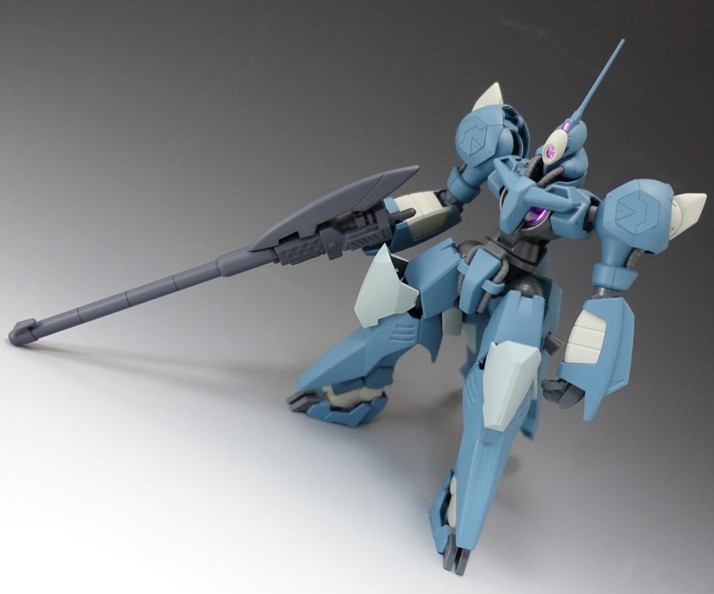 基本装備はビームランチャーによる中距離タイプ。
頭部のセンサーにより、命中精度も良い。