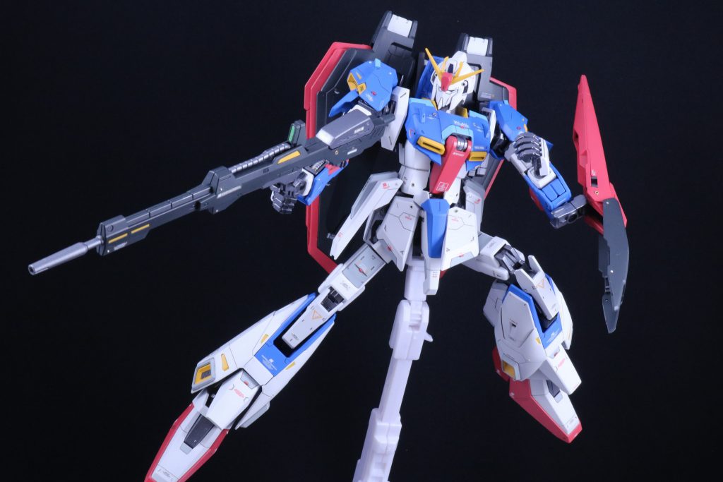 ブルーは基本色とライトブルー、ホワイトは基本色と明灰白色でマスキングし色分け塗装してメリハリをつけています。