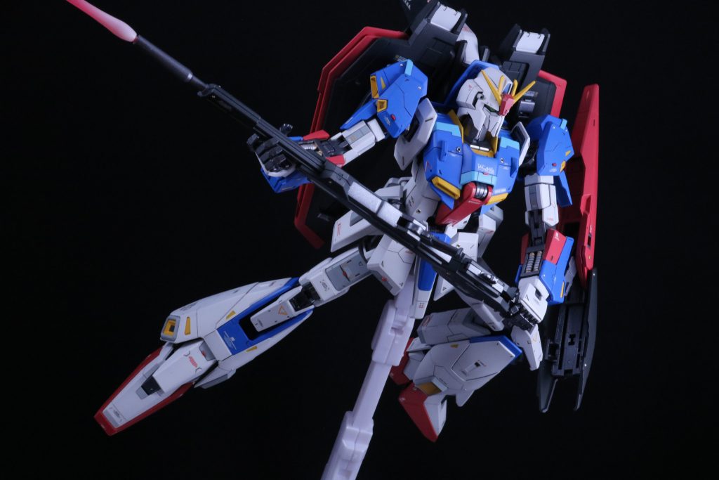 ビームの発光表現としてホワイトを基本としてグラデーション塗装しています。